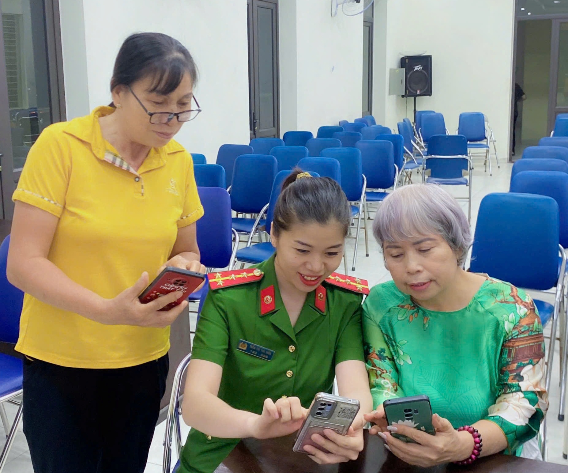 Phụ nữ Công an phường An Biên thực hiện “Chiến dịch mùa hè số VNeID”